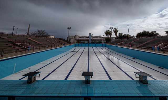 Bari, Stadio del nuoto: la desolazione della grande piscina scoperta.  a rischio crollo